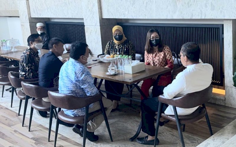 PERTEMUAN. Wali Kota Makassar, Moh Ramdhan Pomanto, menerima managemen PT Awal Bross Medical Centre yang kini berganti nama Primaya Hospital Makassar di kediaman pribadinya, Jl Amirullah, Kota Makassar, Jumat (2/9/2022). foto: istimewa