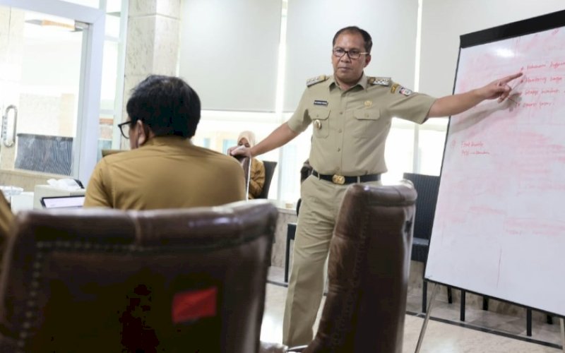 BAHAS INFLASI. Wali Kota Makassar Moh Ramdhan Pomanto mengumpulkan SKPD terkait membahas apa saja komoditi yang kemungkinan bisa memicu inflasi di Kota Makassar sebagai tindak lanjut instruksi Presiden Republik Indonesia Joko Widodo. foto: istimewa