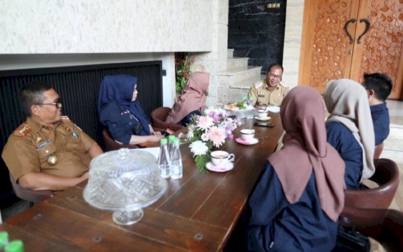 PERTEMUAN. Wali Kota Makassar, Moh Ramdhan Pomanto, menerima Panitia Reuni Perak Keluarga Besar Alumni 1997 SMU/SMK/MA Kota Makassar di kediaman pribadinya, Jl Amirullah, Kota Makassar, Senin (26/9/2022). foto: istimewa