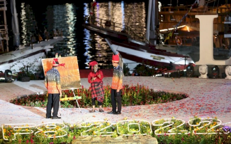 LUKISAN. Seniman legend Makassar Zainal Beta berbincang dengan Menparekraf Sandiaga Salahuddin Uno usai membuat lukisan di sela-sela pembukaan Makassar F8 di Anjungan Pantai Losari Makassar, Rabu (7/9/2022) malam. Nampak Wali Kota Makassar mengamati lukisan dari tanah liat ini. foto: istimewa