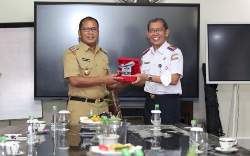SILATURAHMI. Wali Kota Makassar Moh Ramdhan Pomanto saat menerima kunjungan silaturahmi Direktur Politeknik Penerbangan (Poltekbang) Makassar Saptandri Widiyanto di Jl Amirullah&nbsp; Kota Makassar, Selasa (20/9/2022). foto: istimewa