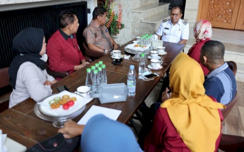 AUDIENSI. Wali Kota Makassar, Moh Ramdhan Pomanto, menerima audiaensi panitia Temu Alumni Nasional SMEA/SMK Negeri 1 Makassar di kediamannya, Rabu (29/6/2022). foto: istimewa