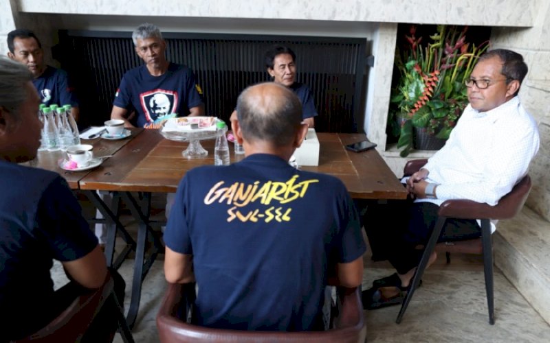 SILATURAHMI. Wali Kota Makassar Moh Ramdhan Pomanto menerima kunjungan silaturahmi Ketua Tim Relawan Ganjarist Sulsel Hendrawan Haddade bersama rombongan di kediaman pribadinya, Jl Amirullah, Kota Makassar, Jumat (16/9/2022). foto: istimewa