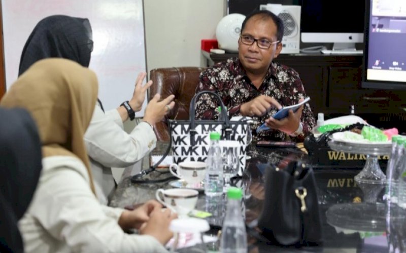 SILATURAHMI. Wali Kota Makassar, Moh Ramdhan Pomanto, menerima kunjungan silaturahmi pengurus Gerakan untuk Kesejahteraan Tunarungu Indonesia (Gerkatin) Sulsel di kediamannya, Jl Amirullah, Kota Makassar, Kamis (22/9/2022). foto: istimewa