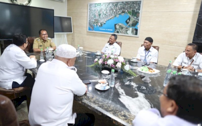SILATURAHMI. Wali Kota Makassar Moh Ramdhan Pomanto menerima kunjungan LPP RRI Makassar Edy Ivan bersama rombongan di kediaman pribadinya, Jl Amirullah, Senin (26/9/2022). foto: istimewa