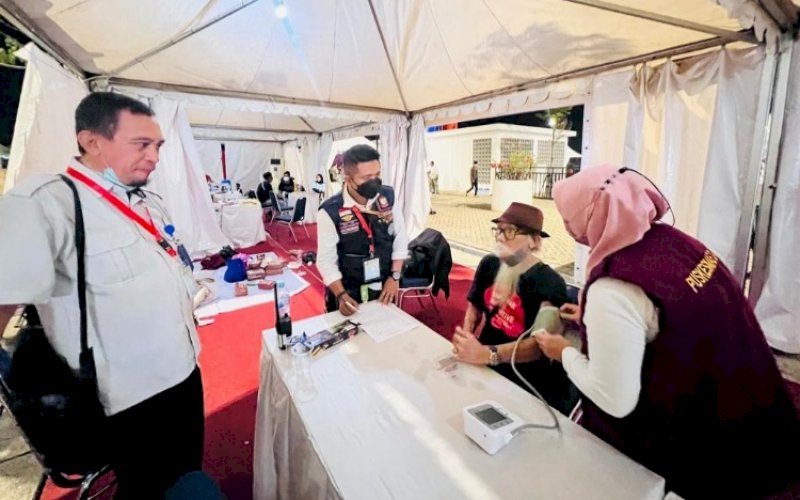 TIM MEDIS. Dinkes Kota Makassar ikut berpartisipasi menyukseskan Makassar International Eight Festival and Forum (Makassar F8) yang diselenggarakan 7-11 September 2022 dengan menyiapkan tim kesehatan. foto: istimewa