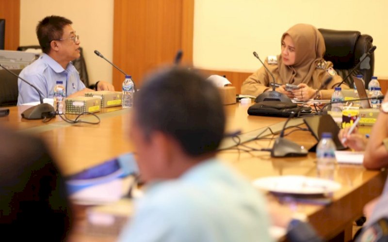 RAKOR. Direktur Utama Perumda Air Minum Kota Makassar Beni Iskandar memaparkan laporan saat Rapat Koordinasi (Rakor) Perumda yang dipimpin Wakil Wali Kota Makassar Fatmawati Rusdi di Balai Kota Makassar, Senin (12/9/2022). foto: istimewa