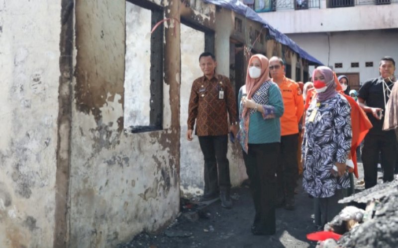 KUNJUNGAN. Wakil Wali Kota Makassar, Fatmawati Rusdi, mengunjungi korban kebakaran di Jl Rappokalling, Kecamatan Tallo, Kota Makassar, Kamis (29/9/2022). foto: istimewa