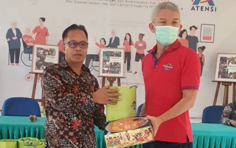 BERBAGI. CEO PT GMTD Tbk, Gan Song Pho, menyerahkan secara simbolis kepada perwakilan Panti Jompo Sentra Gau Mabaji Kabupaten Gowa. foto: istimewa