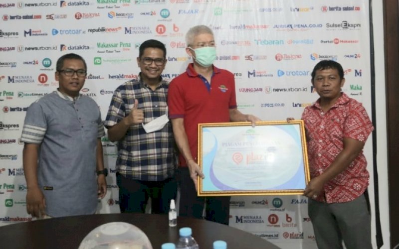 PENGHARGAAN. CEO GMTD Gan Song Pho didampingi Associate Director GMTD Andi Eka Firman Ermawan menyerahkan piagam penghargaan kepada Direktur pluz.id Abdullah Rattingan, Jumat (9/9/2022). foto: pluz.id