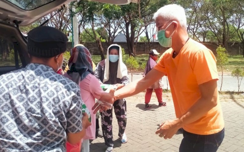 BERBAGI. CEO PT GMTD Tbk, Gan Song Pho, menyerahkan paket makanan sebagai bentuk kepedulian melalui GMTD berbagi melalui Jumat berkah, Jumat (30/9/2022). foto: istimewa