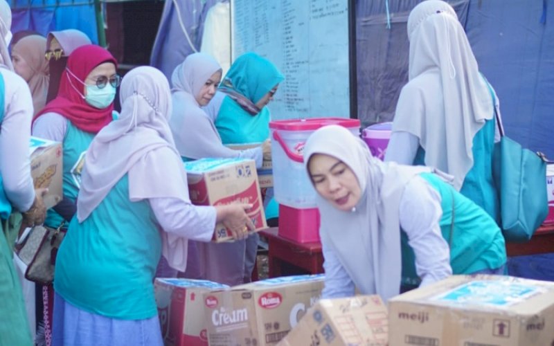 BANTUAN. Ikatan Keluarga Vale Indonesia (IKVI) menyerahkan bantuan kepada 13 Kepala Keluarga (KK) korban kebakaran rumah, di Jl Sawerigading, Dusun Otuno, Desa Sorowako, Kecamatan Nuha, Kabupaten Luwu Timur, Minggu (25/9/2022). foto: istimewa