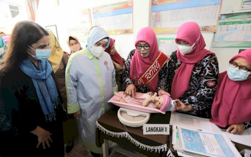 KUNJUNGAN. Ketua TP PKK Kota Makassar, Indira Jusuf Ismail, bersama tim dari Country Representative UNICEF Indonesia mengunjungi Posyandu Kenanga 5 di Jl Tanjung Raya 2, Kota Makassar, Selasa (27/9/2022). foto: istimewa
