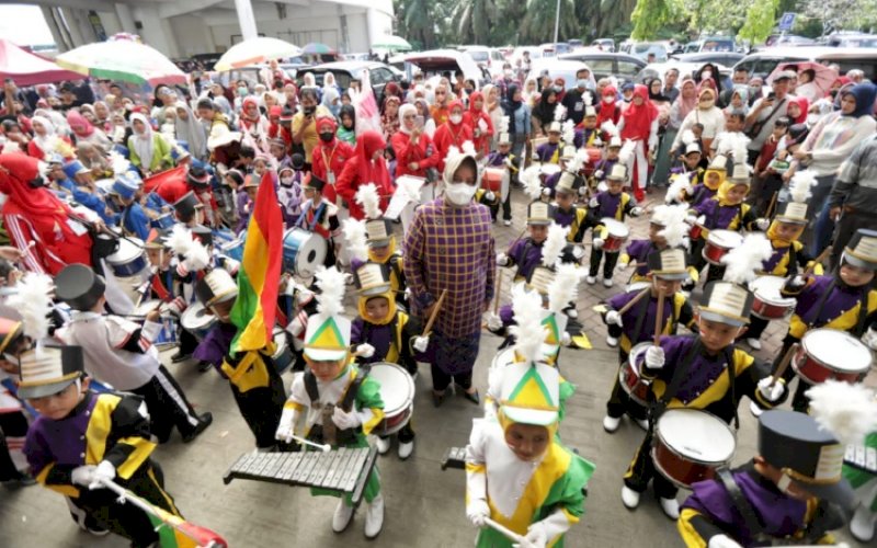 PAWAI. Ketua TP PKK Kota Makassar, Indira Jusuf Ismail, berbaur bersama peserta pawai dan drum band yang diikuti murid TK se-Kota Makassar di Mal GTC, Jl Metro Tanjung Bunga, Kota Makassar, Sabtu (3/9/2022). foto: istimewa