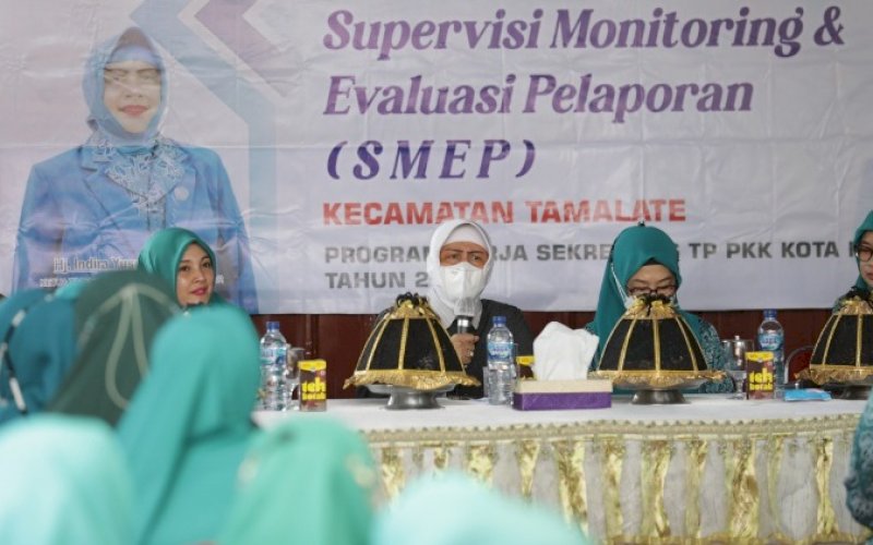 SMEP. Ketua TP PKK Kota Makassar, Indira Jusuf Ismail (kedua kiri), mengadakan Supervisi, Monitoring dan Evaluasi Pelaporan (SMEP) di TP PKK Kecamatan Tamalate, Selasa (13/9/2022). foto: istimewa
