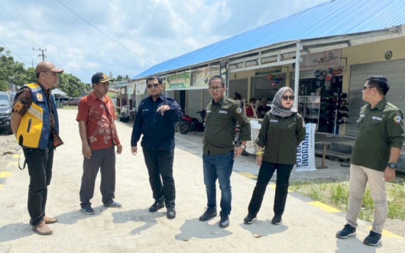 MONEV. Kepala Dinas Perkimtan Provinsi Sulsel, Mahammad Iqbal Samad Suhaeb (ketiga kiri), melaksanakan Monitoring dan Evaluasi (Monev) dan Mutual Check (MC 100) di Luwu Raya, 8-9 September 2022. foto: istimewa
