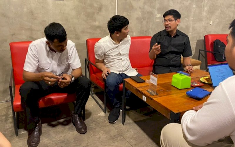 RAPAT. Inisiator Pembentukan IKA Unhas Kota Makassar, Iwan Kurniawan (ketiga kiri), saat menghadiri rapat di Sekretariat SC IKA Unhas yang bertempat di Jl Adhyaksa Lama, Nomor 1 (Titik Ngopi Coffee), Kota Makassar, Rabu (31/8/2022). foto: istimewa&nbsp;