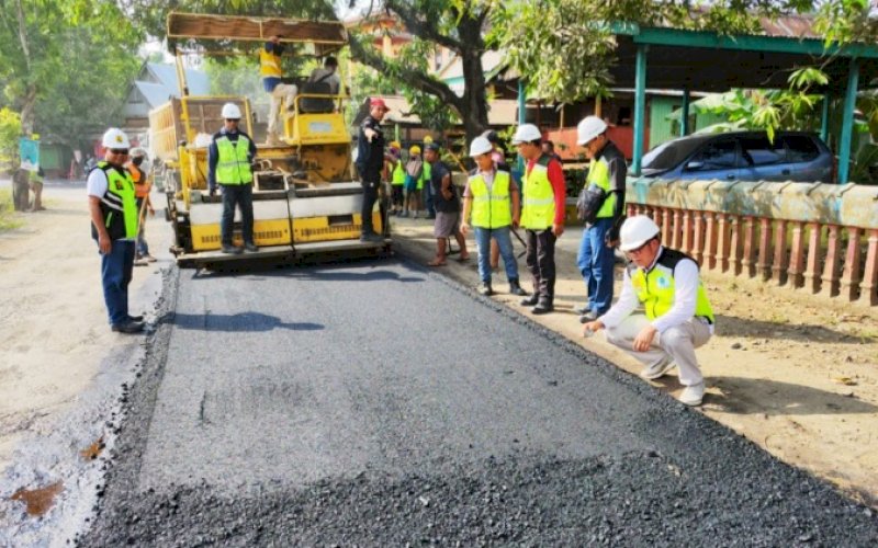 PENGERJAAN JALAN. Suasana rekonstruksi jalan pada ruas Pekkae-Takkalalla sudah memasuki tahapan trial mix. foto: istimewa