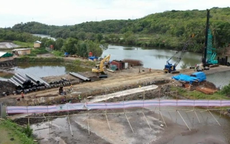 JEMBATAN KEMBAR. Pengerjaan pembangunan Jembatan Kembar Parepare tengah berlangsung. Pemprov Sulsel mengalokasikan bantuan keuangan Rp30 miliar untuk pembangunan jembatan ini. foto: istimewa