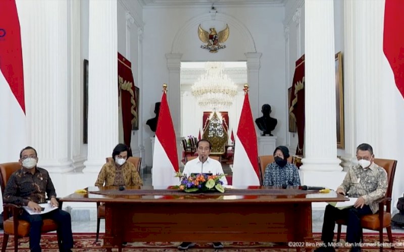 BERI KETERANGAN. Presiden Joko Widodo didampingi sejumlah menteri menyampaikan pernyataan perihal pengalihan subsidi BBM di Istana Merdeka, Jakarta, Sabtu (3/9/2022). foto: istimewa