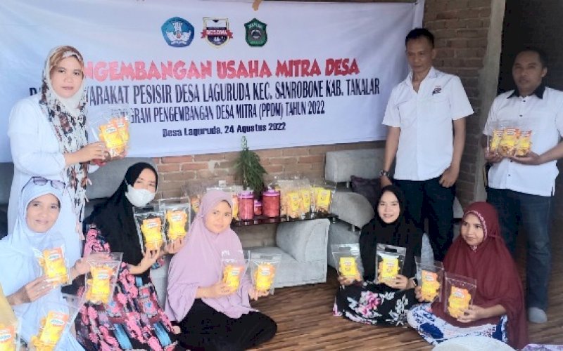 DESA MITRA. Dosen Unibos, Jufriadi, saat melakukan program pengembangan desa mitra di Desa Laguruda, Kecamatan Sanrobone, Kabupaten Takalar, selama dua hari, Senin-Selasa (8-9/8/2022). foto: istimewa