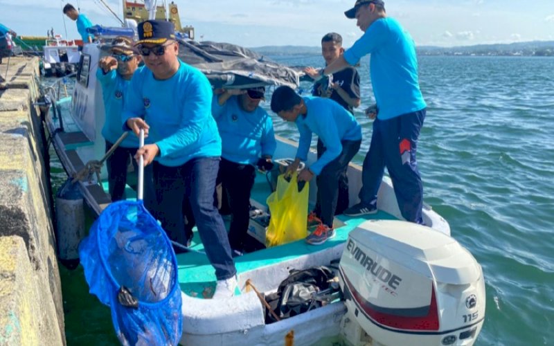 MEMBERSIHKAN. KSOP Parepare menyelenggarakan bersih laut dan pantai. foto: istimewa