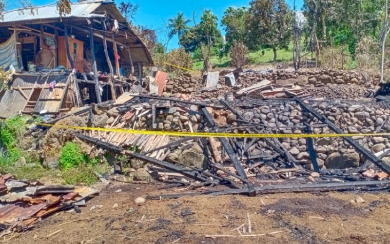 PUING. Puing rumah usai kebakaran menghanguskan tiga rumah di Dusun Tonrang, Desa Allu Tarowang, Kecamatan Tarowang, Senin (12/9/2022) lalu. foto: istimewa