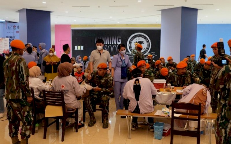 DONOR DARAH. Antusiasme warga Makassar mengikuti donor darah yang digelar Lions Club di Trans Studio Mal (TSM) Makassar, Minggu (25/9/2022). foto: istimewa