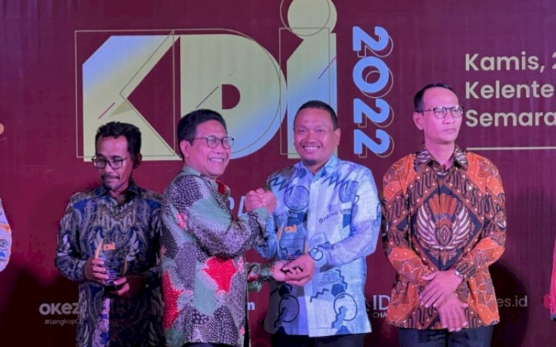 KDI 2022. Kepala Diskominfo Kota Makassar, Mahyuddin, mewakili Wali Kota Makassar menerima penghargaan diberikan langsung pada malam penganugerahan KDI 2022 MNC Portal di Semarang, Kamis (22/9/2022). foto: istimewa