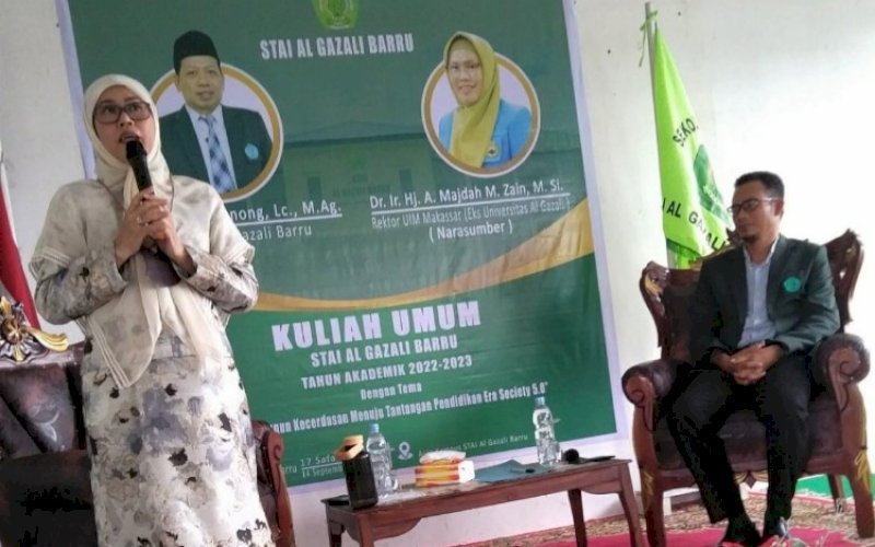 BERI MOTIVASI. Rektor UIM, Andi Majdah M Zain, memberikan motivasi di hadapan mahasiswa serta civitas akademik STAI Al-Gazali Kabupaten Barru dengan tema 'Membangun Kecerdasan Menuju Tantangan Pendidikan Era Society 5.0', Rabu (14/9/2022). foto: istimewa