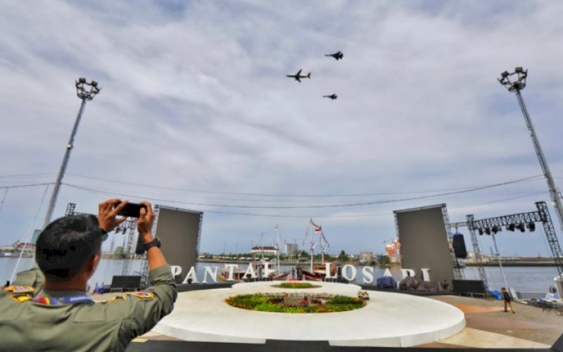 ATRAKSI. Tiga unit pesawat melakukan atraksi di atas Pantai Losari Makassar. Aksi ini akan mewarnai pembukaan Makassar F8, Rabu (7/9/2022). foto: istimewa