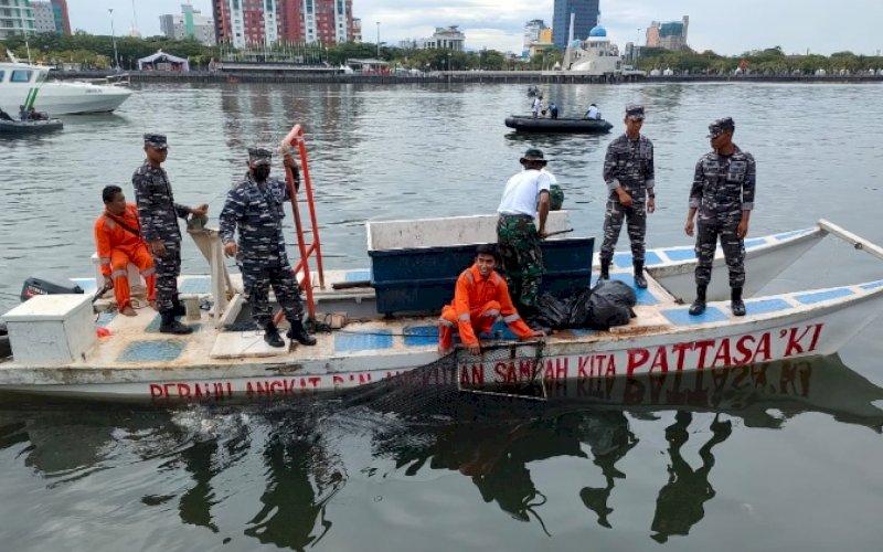 BERSIH LAUT. Ratusan personel Pangkalan Utama TNI Angkatan Laut VI dan dua kapal perang melakukan aksi bersih laut di kawasan perairan Losari Kota Makassar, Rabu (7/9/2022). foto: istimewa