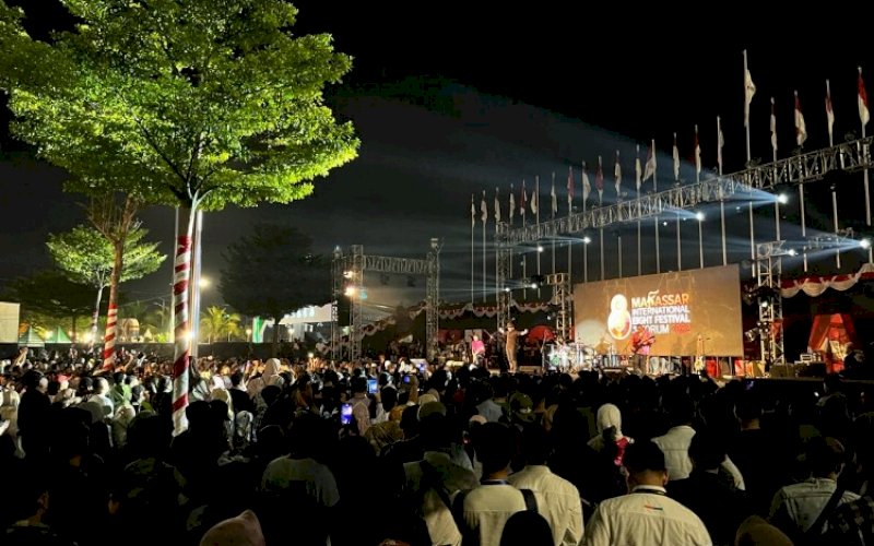 MERIAH. Pengunjung memadati konser musik Padi Reborn pada acara Makassar F8 di Anjungan Pantai Losari Makassar, Jumat (9/9/2022). foto: istimewa