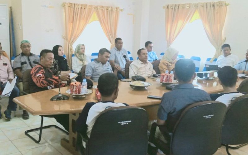 RAPAT KOORDINASI. Sekda Kabupaten Bulukumba, Muh Ali Saleng, memimpin rapat koordinasi dengan Forum Pengembangan Perumahan dan Kawasan Pemukiman (PKP) serta camat dan lurah di lingkup Kecamatan Ujungbulu di Ruang Rapat Sekda Bulukumba, Jumat (23/9/2022). foto: istimewa