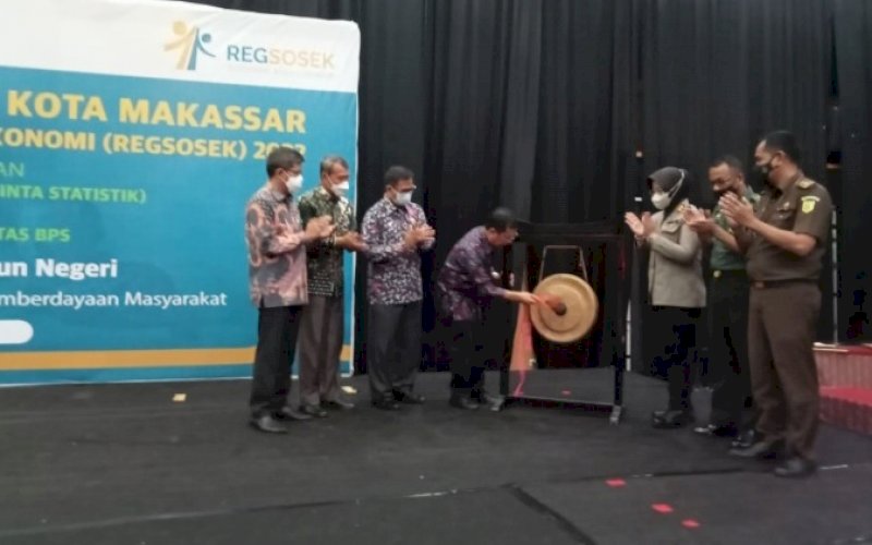 PEMBUKAAN. Sekda Kota Makassar, Muh Ansar, resmi membuka Rapat Koordinasi Pendataan Awal Registrasi Sosial Ekonomi (Regsosek) 2022 yang diadakan Badan Pusat Statistik (BPS) Kota Makassar di Swissbellin Hotel Panakkukang Makassar, Kamis (29/9/2022). foto: istimewa