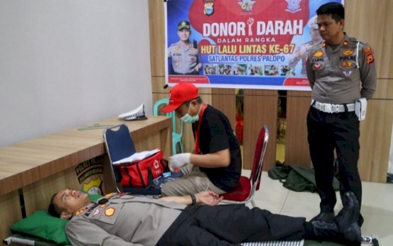 DONOR DARAH. Kapolres Palopo, AKBP Muh Yusuf Usman (berbaring), ikut donor darah di Mapolres Palopo, Selasa (20/9/2022). foto: istimewa