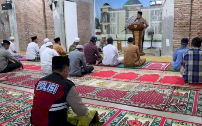 SAFARI SUBUH. Kapolres Palopo, AKBP Muh Yusuf Usman, melakukan Safari Subuh ke Masjid Asy Syura, Kelurahan Tompotika, Kecamatan Wara, Kota Palopo, Kamis (22/9/2022). foto: istimewa