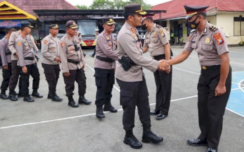 BERI SELAMAT. Kapolres Palopo, AKBP Muh Yusuf Usman, memberi selamat kepada fua personel Polres Palopo yang mendapatkan penghargaan kenaikan pangkat pengabdian Polri dari Aiptu ke Ipda, Rabu (7/9/2022). foto: istimewa 