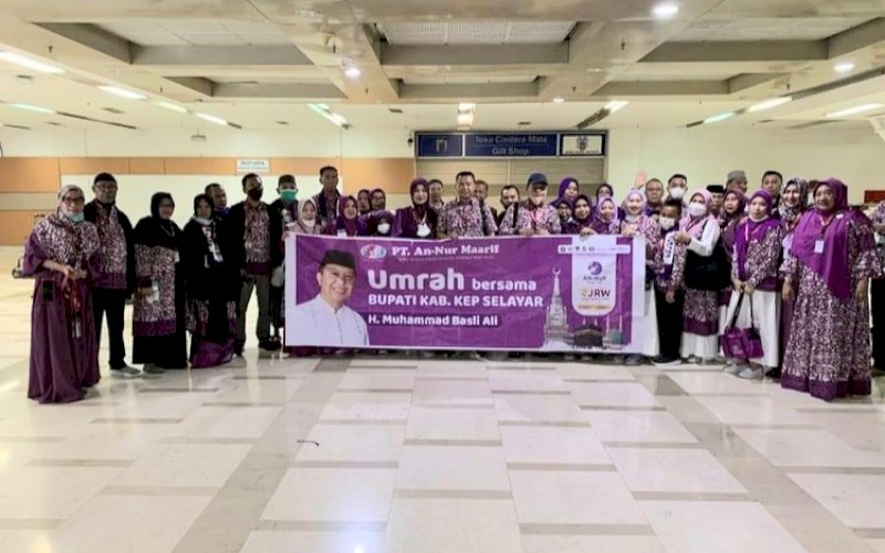 UMRAH. Bupati Kepulauan Selayar, Muh Basli Ali, bersama keluarga menunaikan ibadah umrah bersama jemaah An-Nur Maarif Tour & Travel. foto: istimewa