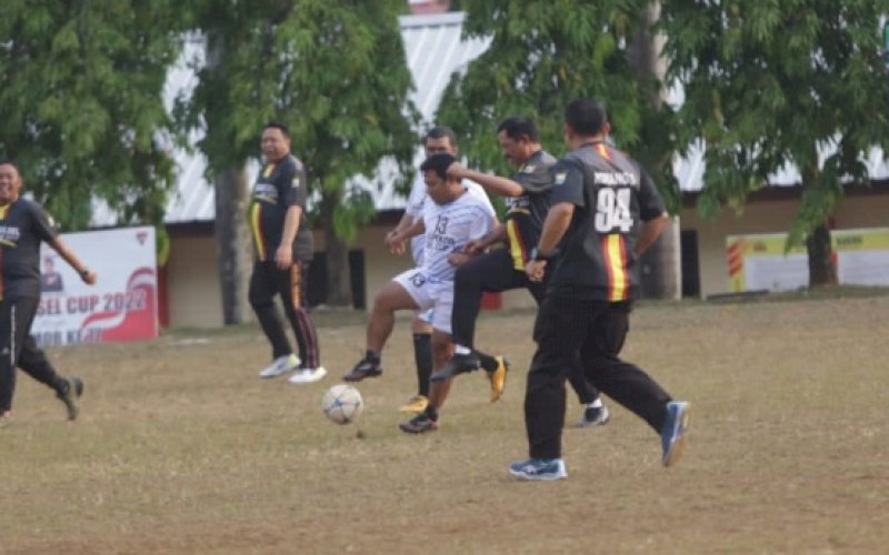 DUEL. Pemain PWI Sulsel doelbeckz dijaga ketat Kapolda Sulsel Irjen Pol Nana Sudjana pada laga eksebisi penutupan turnamen sepak bola Kapolda Sulsel Cup 2022 di Lapangan Sepak Bola SPN Batua, Jl Urip Sumoharjo, Kota Makassar, Jumat (16/9/2022). foto: istimewa