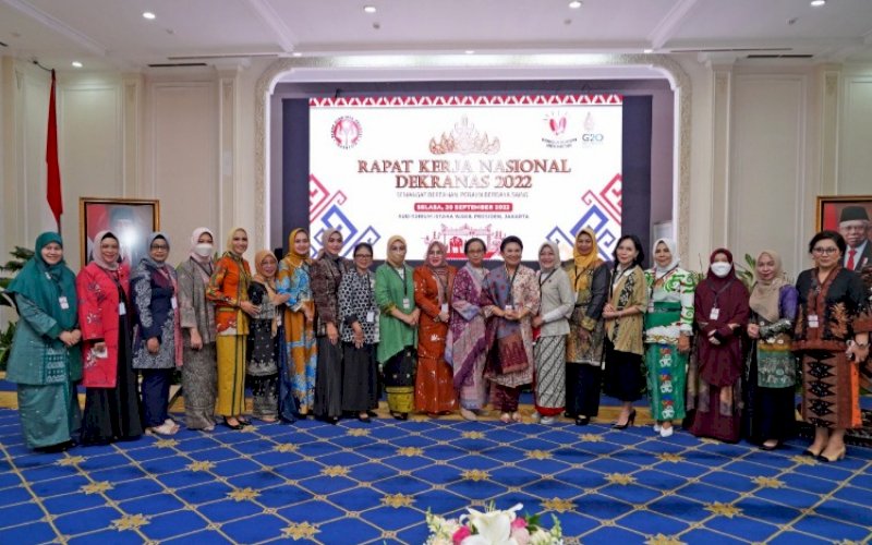 RAKERNAS DEKRANAS. Ketua Dekranasda Provinsi Sulsel, Naoemi Octarina (ketiga kanan), saat menghadiri Rakernas Dekranas 2022 yang dibuka Ketua Umum Dekranas Wury Ma&rsquo;ruf Amin di Istana Wakil Presiden, Auditorium Sekretariat Wakil Presiden (Setwapres), Jakarta, Selasa (20/9/2022). foto: istimewa