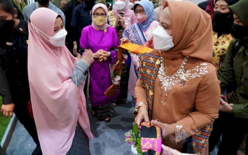PAMERAN. Ketua Dekranasda Sulsel Naoemi Octarina (kiri) saat menghadiri Pameran Kriya Nusa yang dibuka Ibu Negara Iriana Joko Widodo di JCC, Jakarta, Rabu (21/9/2022). foto: istimewa