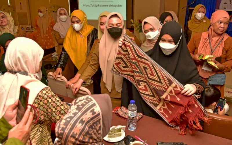 KERAJINAN. Ketua Dekranasda Provinsi Sulsel, Naoemi Octarina, melihat kerajinan di sela-sela pembukaan Layanan Konsultasi Hukum untuk UMKM di Hotel Grand Asia Makassar, Selasa (13/9/2022). foto: istimewa