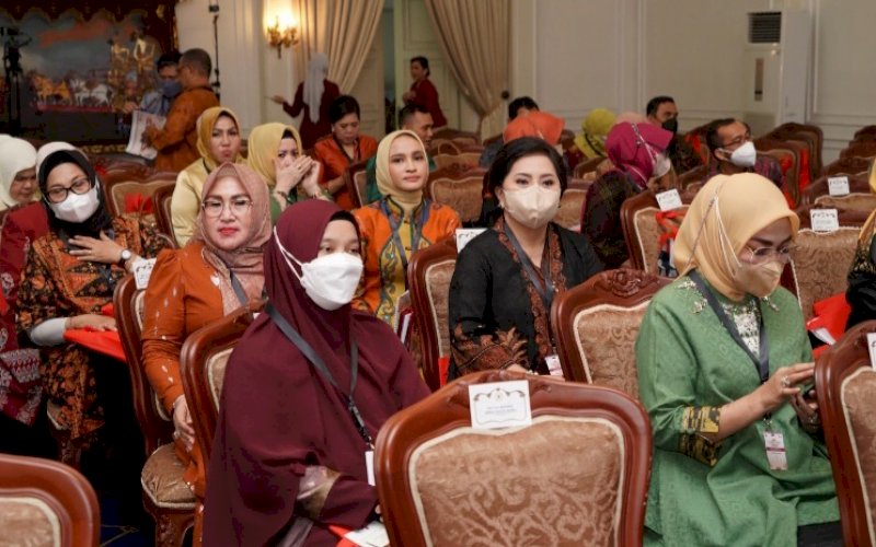 RAKERNAS DEKRANAS. Ketua Dekranasda Provinsi Sulsel, Naoemi Octarina (kiri), saat menghadiri Rakernas Dekranas 2022 yang dibuka Ketua Umum Dekranas Wury Ma&rsquo;ruf Amin di Istana Wakil Presiden, Auditorium Sekretariat Wakil Presiden (Setwapres), Jakarta, Selasa (20/9/2022). foto: istimewa