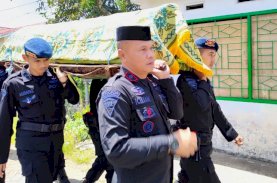 Danyon Brimob Bone Usung Jenazah Orang Tua Anggotanya hingga Liang Lahat