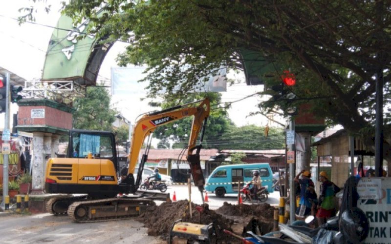 PENGERJAAN. Petugas Perumda Air Minum Kota Makassar melakukan pengerjaan kebocoran pipa di gerbang Jl Goa Ria, Sudiang, Kecamatan Biringkanaya, Kota Makassar. foto: istimewa