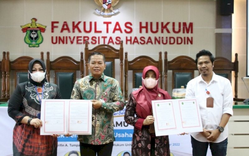MOU. Ketua PTUN Makassar Indah Tri Haryanti menandatangani nota kesepahaman atau Memorandum of Understanding (MoU) dengan Rektor Unhas Prof Jamaluddin Jompa di Aula Dr Harifin A Tumpa, Kamis (22/9/2022). foto: istimewa