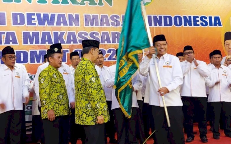 PELANTIKAN. Ketua Pimpinan Wilayah DMI Provinsi Sulsel Amin Syam melantik kepengurusan DMI Kota Makassar yang diketuai HM Yunus HJ di Hotel Horison Ultima Makassar, Sabtu (17/9/2022). foto: istimewa