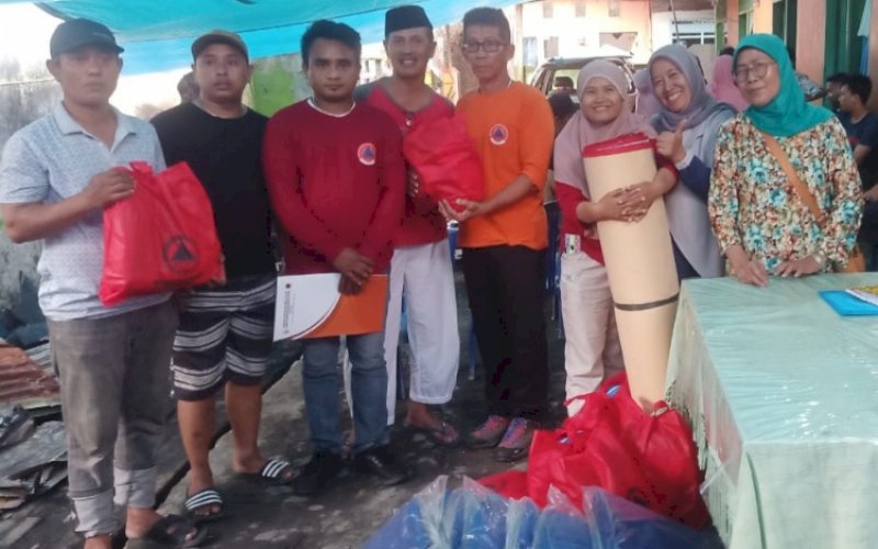 SALURKAN BANTUAN. BPBD Provinsi Sulsel menyalurkan bantuan bagi korban kebakaran di Jl Rappocini Lorong 1, RT/RW 03/02, Kota Makassar. foto: istimewa