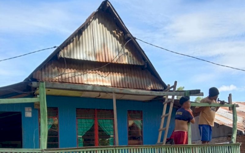 REHAB. Pemprov Sulsel melalui Dinas Perkimtan Provinsi Sulsel melakukan rehabilitasi rumah korban bencana alam di Kabupaten Jeneponto. foto: istimewa